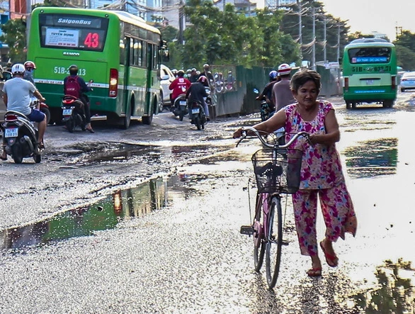 Dự án nâng cấp đường Lương Định Của nhiều lần bị người dân phản ảnh và Thanh tra Sở GTVT cũng đã nhắc nhở - Ảnh: CHÂU TUẤN