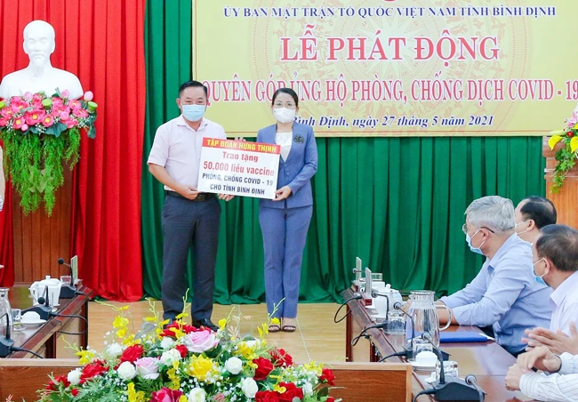 Ông Nguyễn Hữu Sang – Đại diện Tập đoàn Hưng Thịnh trao tặng 50.000 liều vaccine phòng, chống Covid-19 cho tỉnh Bình Định