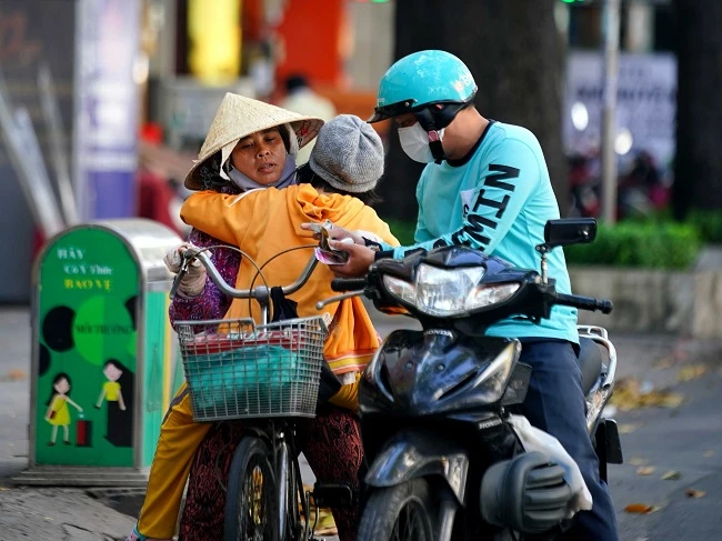 TP.HCM sẽ hỗ trợ cho người bán vé số lưu động, người buôn gánh bán bưng bị ảnh hưởng bởi dịch Covid-19