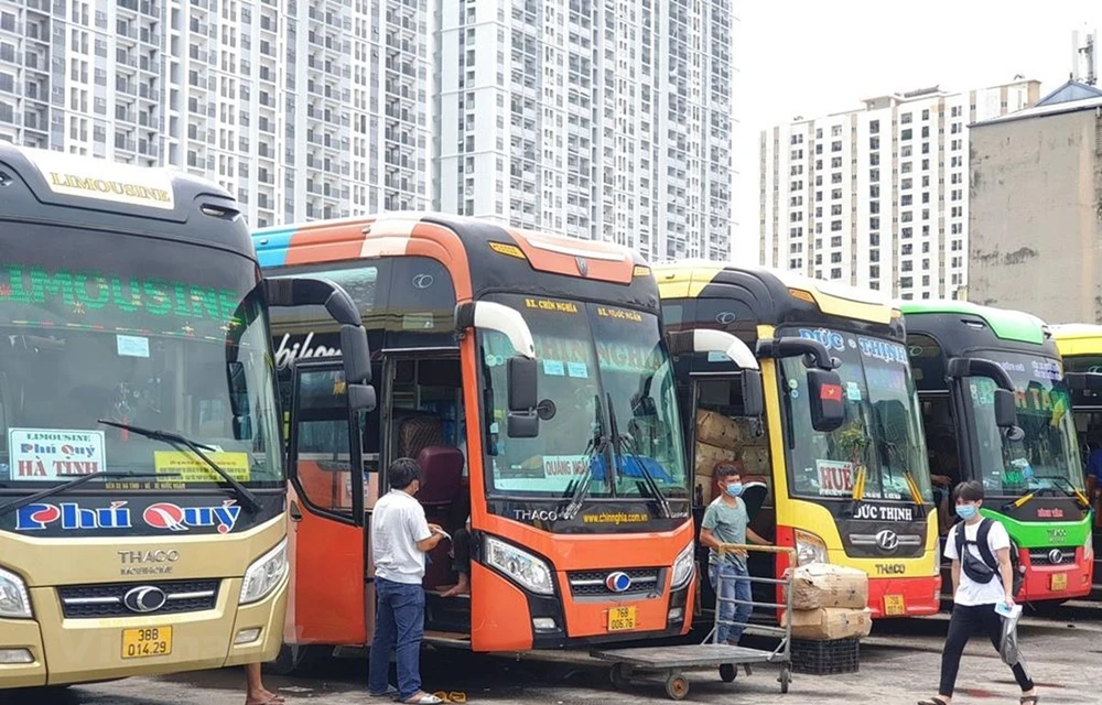 Các đơn vị vận tải đang đối mặt với nhiều khó khăn khi thu không đủ bù chi giữa ảnh hưởng của dịch COVID-19. (Ảnh: Việt Hùng/Vietnam+)