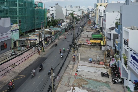 Người dân sống trên đường CMT8, quận 10 đã giải phóng mặt bằng, bàn giao cho đơn vị thi công. Ảnh: HOÀNG HÙNG