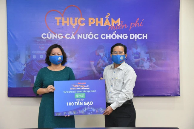 Bà Nguyễn Hương TGĐ Đại Phúc Land đại diện Van Phuc Group trao tặng 100 tấn gạo tại chương trình - Ảnh: Tấn Thạnh