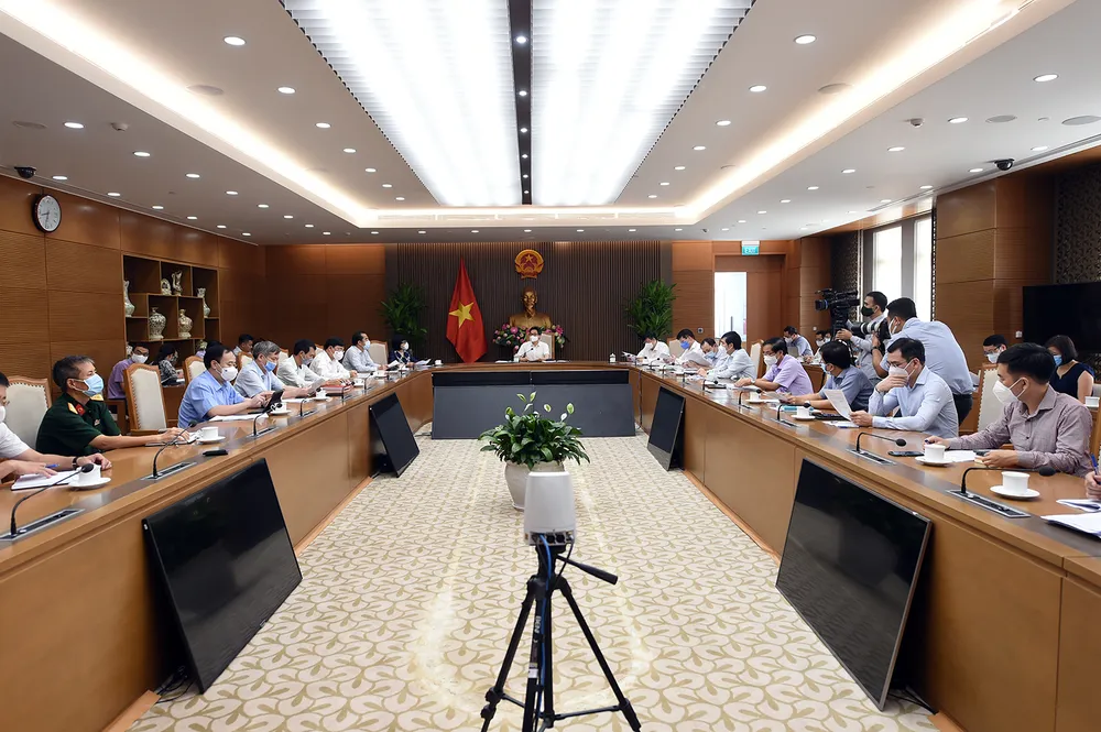 Thường trực Ban Chỉ đạo yêu cầu Bộ Y tế chuẩn bị cho giai đoạn sau khi tiêm vaccine xong cho đối tượng ưu tiên, sẽ khởi động cơ chế tiêm chủng mở rộng (miễn phí) và tiêm dịch vụ. Ảnh VGP