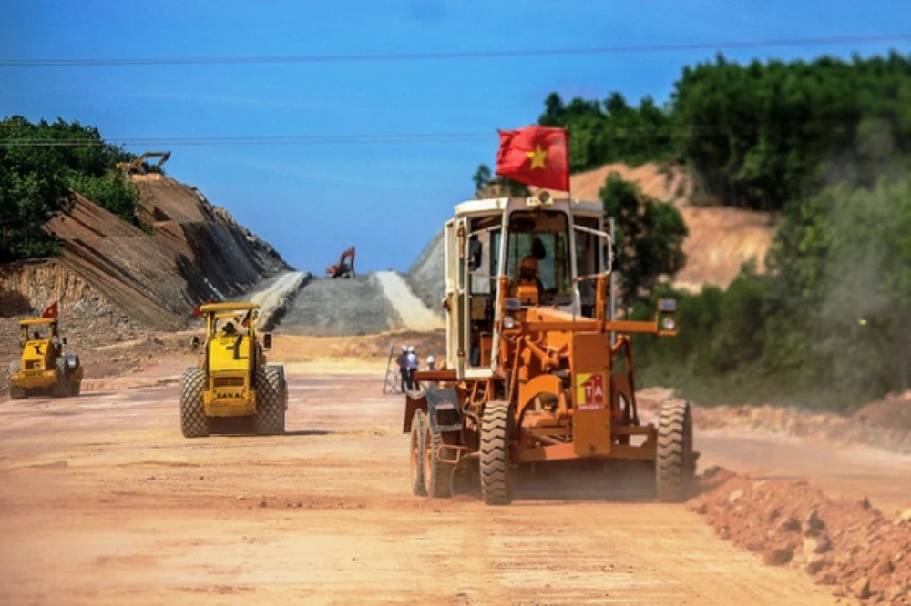 Một đơn vị nhà thầu đang thi công đoạn tuyến cao tốc Bắc-Nam. 