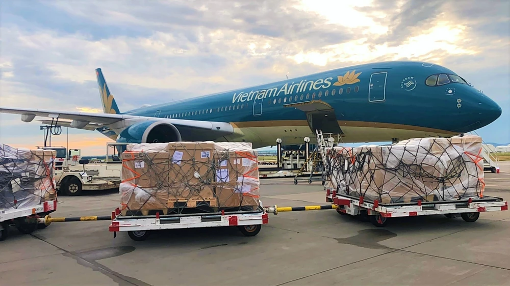 Vietnam Airlines vận chuyển miễn phí 190.000 bộ kit xét nghiệm Covid-19 của Đức viện trợ 