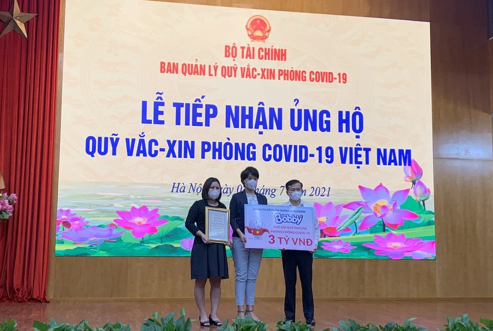 Lãnh đạo Kho bạc nhà nước tiếp nhận ủng hộ Quỹ Vaccine từ đại diện doanh nghiệp. Ảnh:VGP