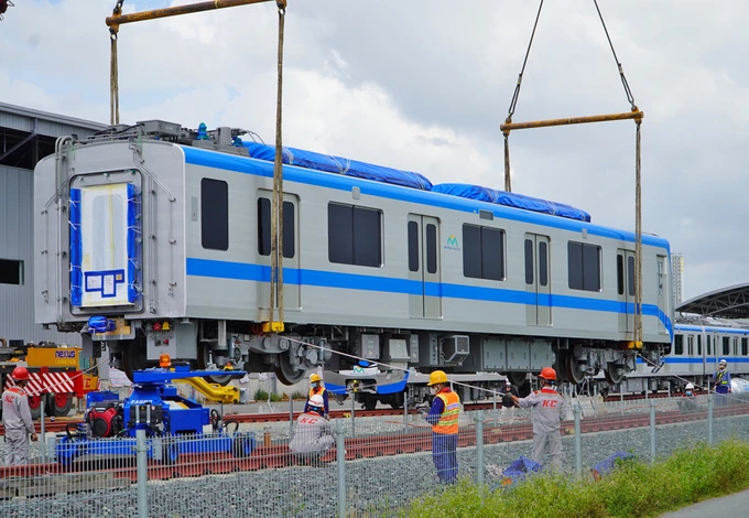 Đoàn tàu thứ 5 của Metro Số 1 được cẩu xuống đường ray tại depot Long Bình chờ lắp ráp hồi tháng 6. Ảnh: Gia Minh.