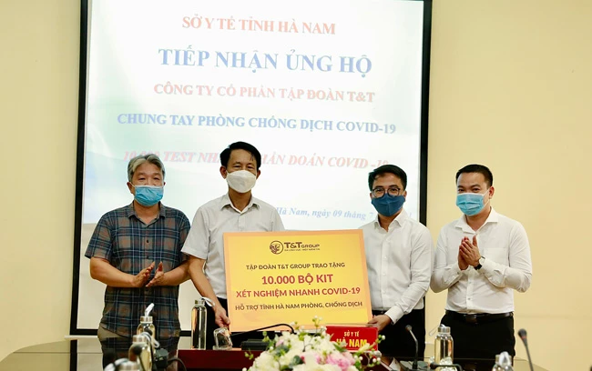 Ông Trần Viết Huệ, Phó Giám đốc Sở Y tế, đại diện Ban Chỉ đạo phòng chống dịch Covid-19 tiếp nhận 10.000 bộ kit xét nghiệm nhanh Covid-19 do Tập đoàn T&T Group trao tặng