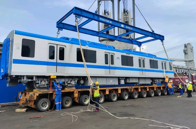 Toa metro thuộc đoàn tàu thứ 7 tuyến Metro Số 1 đưa xuống cảng Khánh Hội, quận 4, ngày 13/7. Ảnh: MAUR.