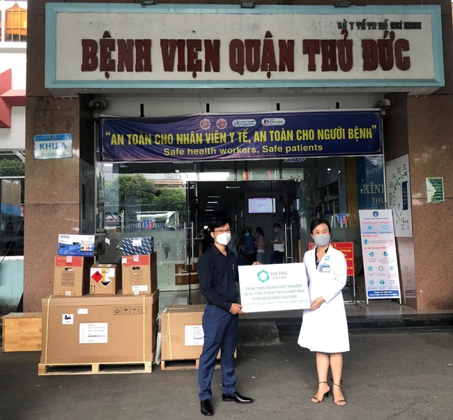 Van Phuc Group trao tặng hệ thống xét nghiệm REAL-TIME PCR tự động và máy tách chiết DNA/RNA tự động cho bệnh viện Thủ Đức.