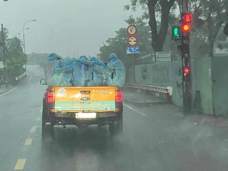 Xúc động khoảnh khắc những tình nguyện viên áo xanh đội mưa chống dịch Covid-19 - ảnh 1