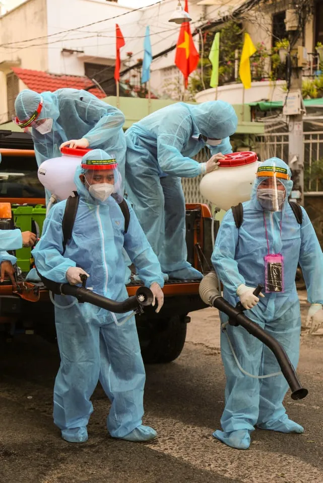 Xúc động khoảnh khắc những tình nguyện viên áo xanh đội mưa chống dịch Covid-19 - ảnh 2