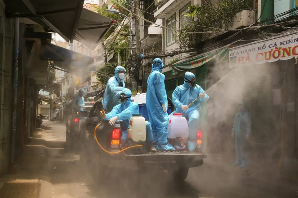 Xúc động khoảnh khắc những tình nguyện viên áo xanh đội mưa chống dịch Covid-19 - ảnh 4