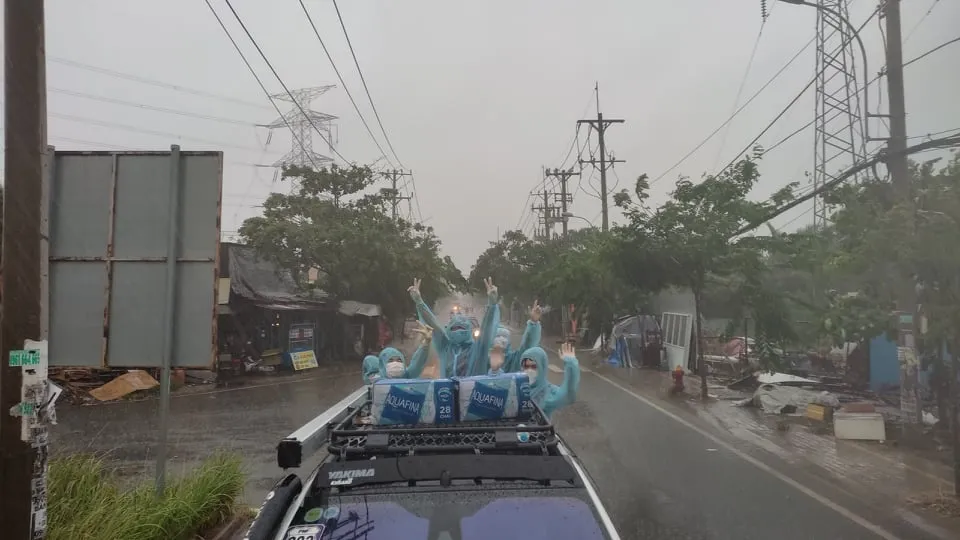 Xúc động khoảnh khắc những tình nguyện viên áo xanh đội mưa chống dịch Covid-19 - ảnh 5