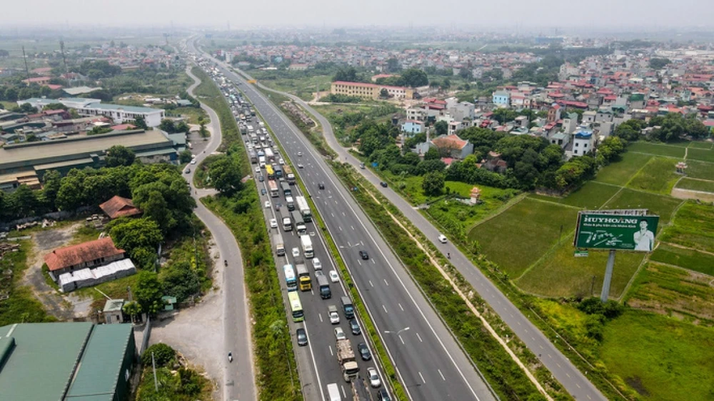 Lượng phương tiện bị ùn trước chốt kiểm dịch kéo dài đến gần 3 km chiều 20/7.