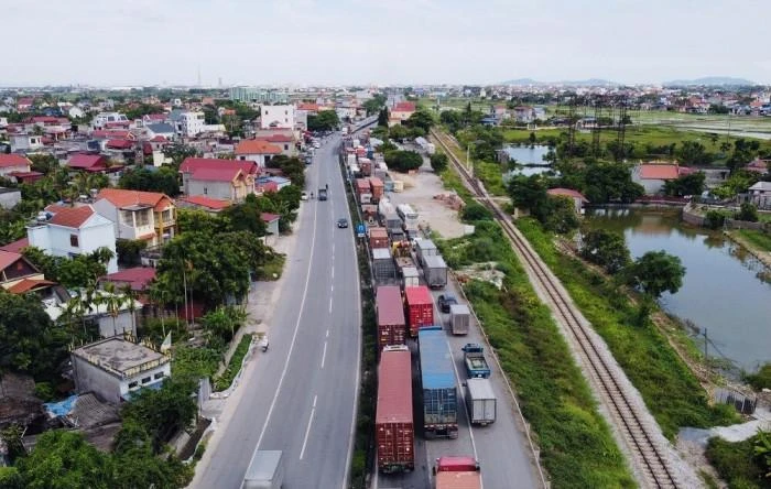 Hàng nghìn xe tải, phương tiện cá nhân ùn ứ khoảng 10km trên Quốc lộ 5, từ huyện Kim Thành, Hải Dương đến huyện An Dương, Hải Phòng.