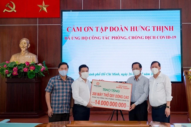 Ông Nguyễn Đình Trung – Chủ tịch Tập đoàn Hưng Thịnh (thứ 2 từ trái sang) trao tặng 200 máy thở oxy dòng cao trị giá 14 tỷ đồng cho ông Phan Văn Mãi - Ủy viên Trung ương Đảng, Phó Bí thư Thường trực Thành ủy TPHCM (thứ 2 từ phải sang) 