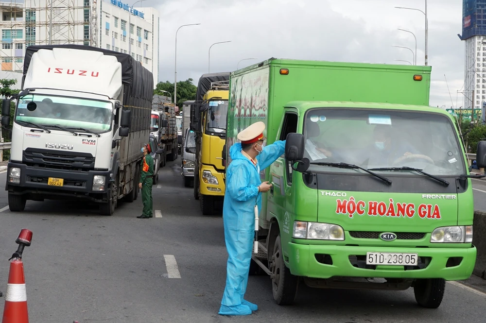 Một chốt kiểm tra trên Quốc lộ 13, TP Thủ Đức. Ảnh: Hà An