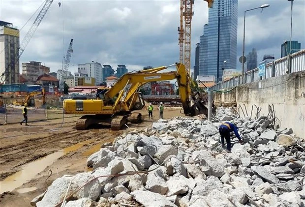 San lấp, tái lập hoàn trả mặt bằng nhà ga trung tâm Bến Thành tuyến metro số 1. (Ảnh: TTXVN)