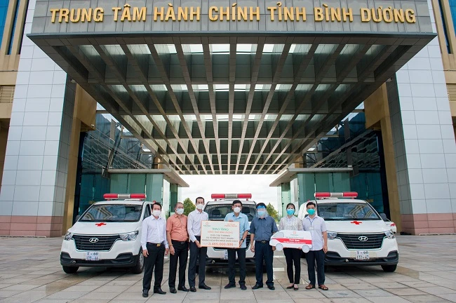 Ông Cao Minh Hiếu, Thành viên HĐQT Tập đoàn Hưng Thịnh, kiêm Phó TGĐ Hưng Thịnh Land trao tặng tỉnh Bình Dương 3 xe cứu thương và 10.000 bộ kit xét nghiệm nhanh SARS-CoV-2 hỗ trợ phòng, chống dịch Covid-19