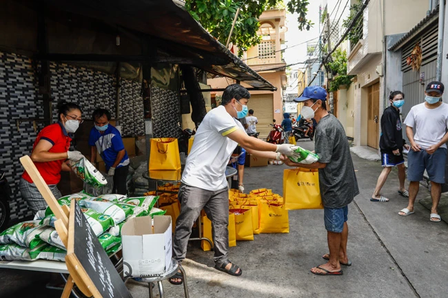 Tập đoàn T&T Group ủng hộ 100.000 suất quà với tổng trị giá 30 tỷ đồng cho chương trình “Tấm lòng mùa dịch, San sẻ yêu thương” để hỗ trợ người dân TPHCM gặp khó khăn do Covid-19.