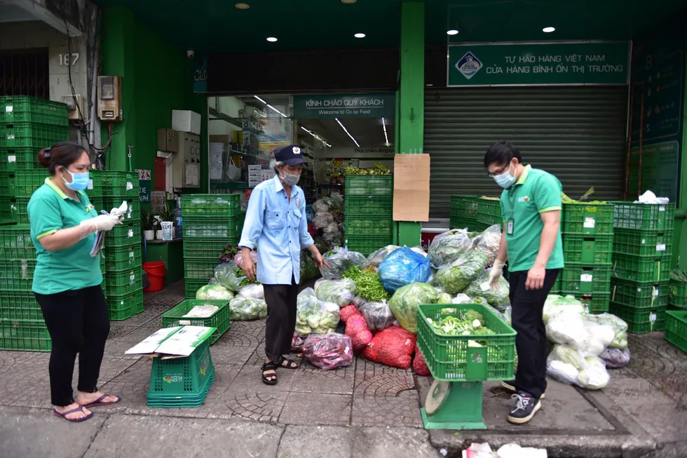 Siêu thị tất bật soạn hàng cho khách sáng 23-8 dù còn lúng túng nhân sự - Ảnh 3. Siêu thị tất bật soạn hàng cho khách sáng 23-8 dù còn lúng túng nhân sự - Ảnh 3.