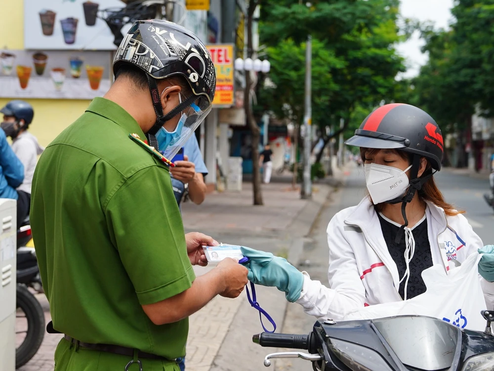 Cấp giấy đi đường cho các đối tượng được phép lưu thông