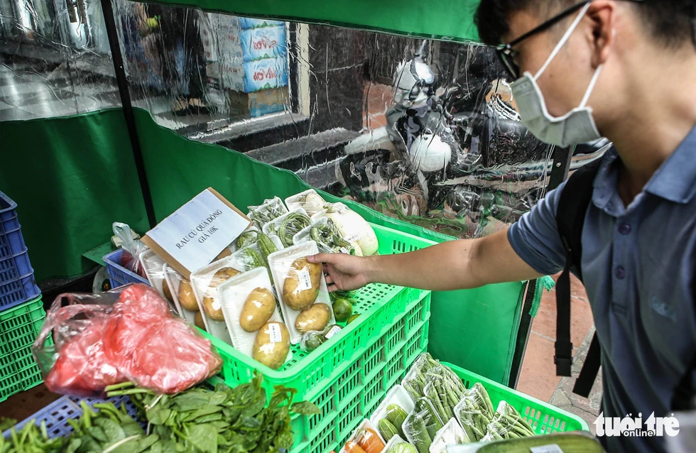 Cửa hàng không có nhân viên nên các loại mặt hàng được sắp xếp để người mua hàng thuận tiện nhất - Ảnh: HÀ QUÂN