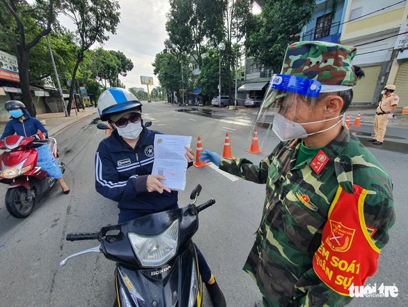 Ngày thứ 2 dùng giấy đi đường mới: Nhiều người vẫn dùng giấy mẫu cũ