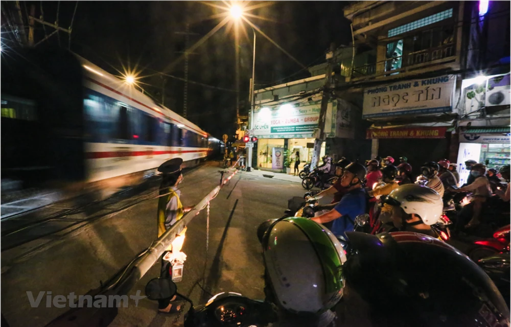 Do dừng chạy tàu khách, những nhân viên gác chắn đường sắt đang phải nghỉ việc. (Ảnh: Minh Sơn/Vietnam+)