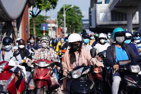 Tại chốt kiểm soát các phương tiện vào nội thành (trước số nhà 16 đường Cầu Diễn), từ 7 giờ, lượng người và phương tiện di chuyển rất đông. Ảnh: ĐỖ TRUNG