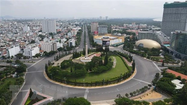 Vòng xoay Đài liệt sỹ Vũng Tàu vắng lặng trong những ngày thành phố thực hiện giãn cách xã hội. (Ảnh: TTXVN)