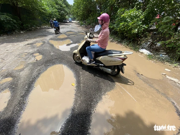 Mỗi khi trời mưa di chuyển qua đoạn đường này rất khó khăn do xuất hiện ngày một nhiều ổ gà - Ảnh: Q.THẾ