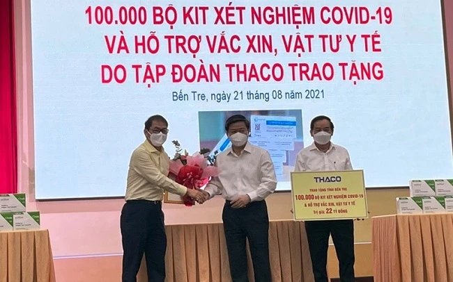 Ông Trần Bá Dương – Chủ tịch HĐQT Thaco (đầu tiên bên trái) trao 100.000 bộ kit xét nghiệm Covid-19, cho đại diện tỉnh Bến Tre. 