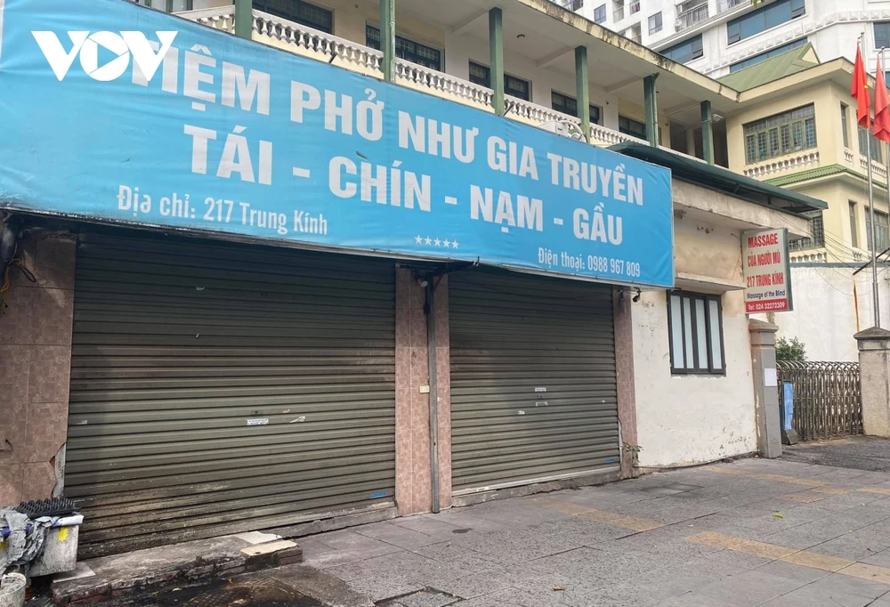 Do chưa kịp chuẩn bị nguyên liệu, nhiều điểm kinh doanh dịch vụ ăn uống chưa mở cửa lại.