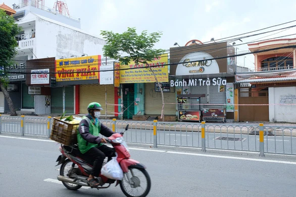 Nhiều doanh nghiệp ở TP.HCM chịu ảnh hưởng nặng nề bởi giãn cách xã hội. Trong ảnh là các cửa hàng tại quận 7 đang đóng cửa (ảnh chụp ngày 16-9) - Ảnh: BÔNG MAI