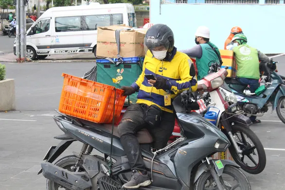 Đường sá đầu tuần nhộn nhịp, hàng trăm shipper chờ xét nghiệm COVID-19 - Ảnh 6. Đường sá đầu tuần nhộn nhịp, hàng trăm shipper chờ xét nghiệm COVID-19 - Ảnh 6.