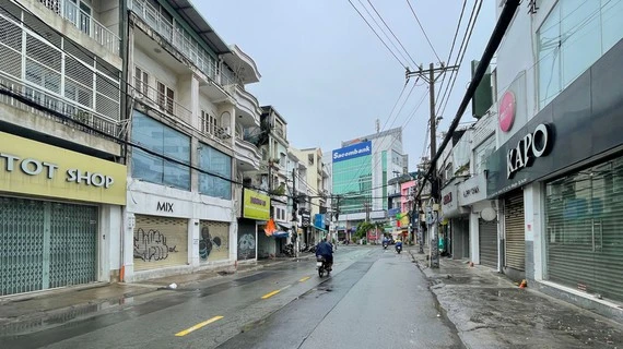 Ngân hàng cần hỗ trợ thiết thực đối với khách hàng khó khăn do phải tạm dừng kinh doanh bởi dịch Covid-19. Trong ảnh: Cửa hàng trên đường Huỳnh Văn Bánh, quận Phú Nhuận tạm đóng cửa. Ảnh: HOÀNG HÙNG