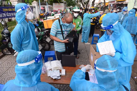 Ngày đầu doanh nghiệp tự xét nghiệm shipper: Chạy hơn 30km, lại dồn cục chờ - Ảnh 5. Ngày đầu doanh nghiệp tự xét nghiệm shipper: Chạy hơn 30km, lại dồn cục chờ - Ảnh 5.