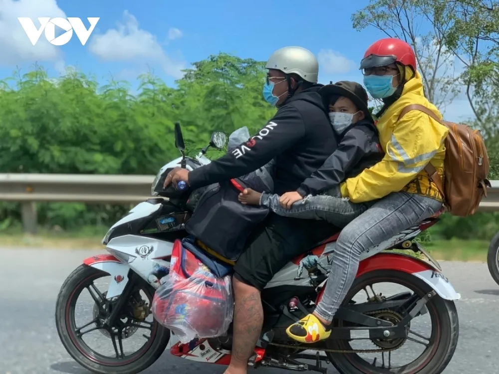 Người lao động từ TP.HCM và các tỉnh phía Nam tự di chuyển về quê bằng xe máy.