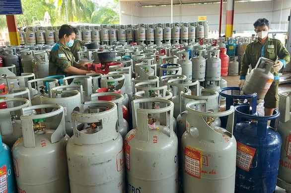 Giá gas, xăng dầu tăng cao trong thời gian qua khiến người tiêu dùng thêm khó khăn - Ảnh: N.H.