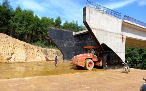 Lu lèn nền đất ở mố cầu Lai Phước dự án thành phần Cam Lộ - La Sơn, thuộc dự án đường cao tốc Bắc - Nam phía Đông giai đoạn 2017-2020 - Ảnh: UÔNG VIỆT DŨNG