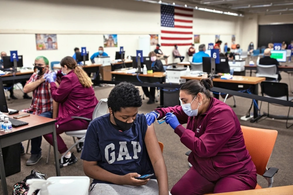 Ameron Mabins, 13 tuổi, đang được tiêm vaccine Pfizer tại San Antonio, Mỹ hồi tháng 5/2021. (Ảnh: New York Times)