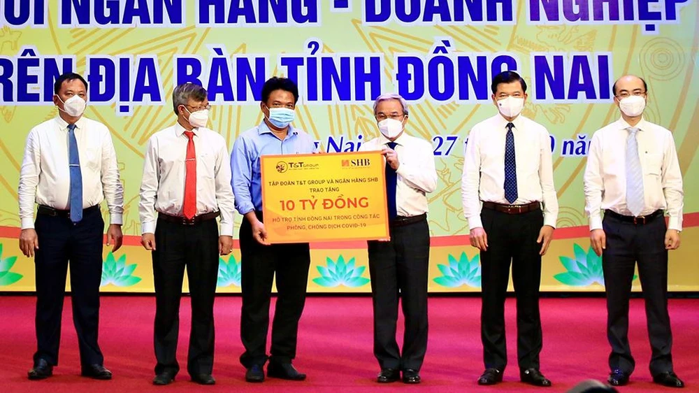 Đại diện Tập đoàn T&T Group và Ngân hàng SHB trao tặng Quỹ phòng, chống dịch Covid-19 tỉnh Đồng Nai 10 tỷ đồng