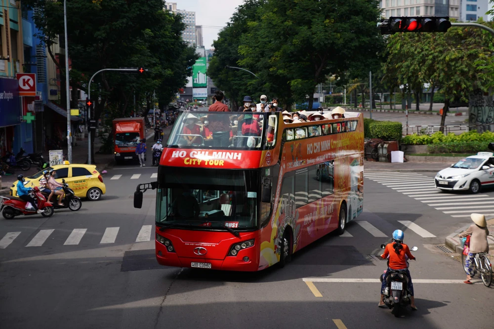 Xe buýt 2 tầng quay trở lại phục vụ du khách