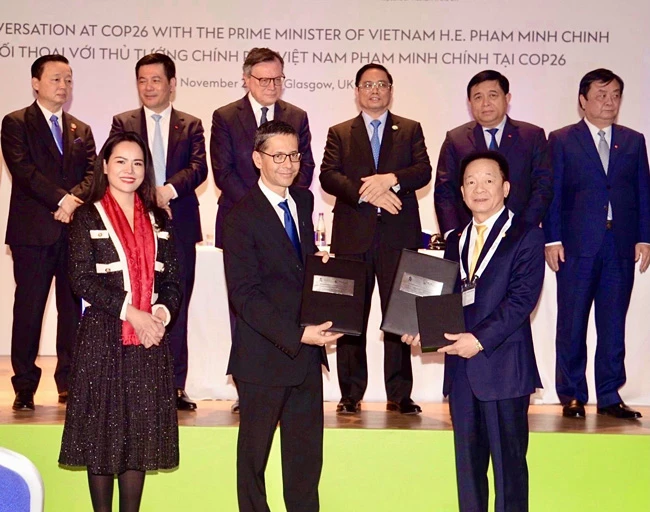 Ông Đỗ Quang Hiển, Chủ tịch HĐQT kiêm Tổng Giám đốc Tập đoàn T&T Group và ông Patrick Lee, Chủ tịch Standard Chartered Việt Nam, Giám đốc Standard Chartered Singapore và thị trường ASEAN trao biên bản ghi nhớ