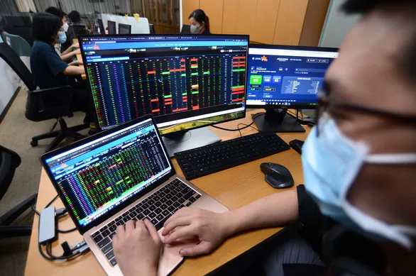 Cả tỉ đô đổ mạnh vào chứng khoán, tiền ở đâu ra? - Ảnh 2. Cả tỉ đô đổ mạnh vào chứng khoán, tiền ở đâu ra? - Ảnh 2.