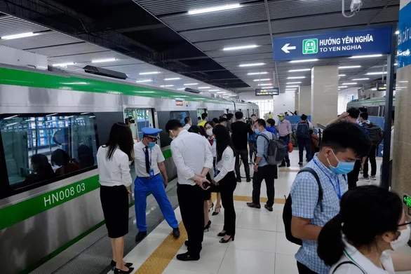 Ngày đầu đi tàu điện Cát Linh - Hà Đông miễn phí, người dân xếp hàng chờ trải nghiệm - Ảnh 6. Ngày đầu đi tàu điện Cát Linh - Hà Đông miễn phí, người dân xếp hàng chờ trải nghiệm - Ảnh 6.