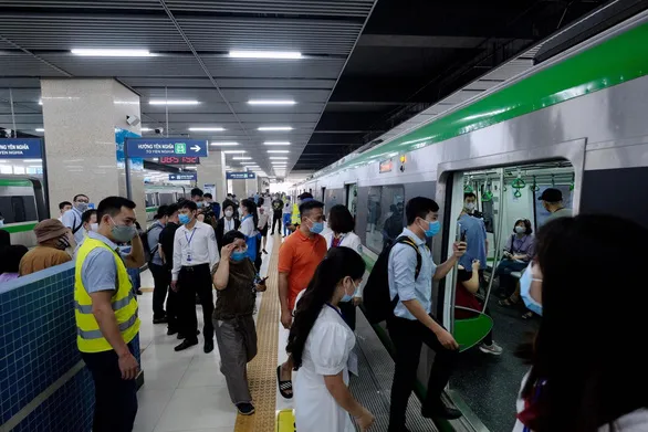 Ngày đầu đi tàu điện Cát Linh - Hà Đông miễn phí, người dân xếp hàng chờ trải nghiệm - Ảnh 9. Ngày đầu đi tàu điện Cát Linh - Hà Đông miễn phí, người dân xếp hàng chờ trải nghiệm - Ảnh 9.