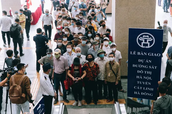Ngày đầu đi tàu điện Cát Linh - Hà Đông miễn phí, người dân xếp hàng chờ trải nghiệm - Ảnh 7. Ngày đầu đi tàu điện Cát Linh - Hà Đông miễn phí, người dân xếp hàng chờ trải nghiệm - Ảnh 7.
